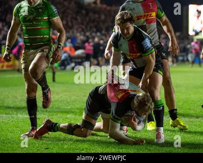 Harlequins Lewis Gjaltema feiert mit Tyrone Green, nachdem er am 26. Januar 2024 einen Versuch bei den Harlequins vs. Leicester Tigers, The Stoop, Twickenham, London, Großbritannien erzielt hat. Foto von Gary Mitchell Credit: Gary Mitchell, GMP Media/Alamy Live News Stockfoto