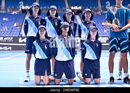 Melbourne, Australie. Januar 2024. Ball Kids beim Australian Open AO 2024 Grand Slam Tennis Turnier am 26. Januar 2024 im Melbourne Park in Melbourne, Australien. Quelle: Victor Joly/Alamy Live News Stockfoto