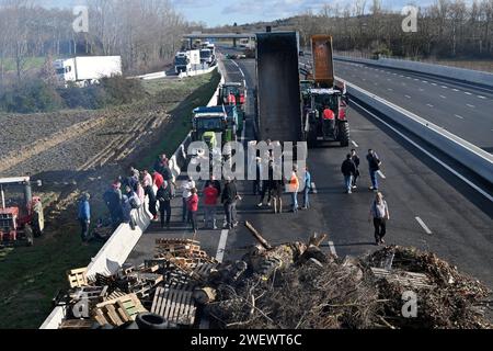 Toulouse, Frankreich. Januar 2024. © PHOTOPQR/LA DEPECHE DU MIDI/MICHEL VIALA ; Toulouse ; 24/01/2024 ; DDM-MICHEL VIALA LES AGRICULTEURS EN COLERE BLOQUENT L'ECHANGEUR DE L'AUTOROUTE A 61 A VILLEFRANCHE DE LAURAGAIS AUTOBAHN A61; 25.01.2024; Landwirte demonstrieren durch Sperrung der AUTOBAHN A51 Credit: MAXPPP/Alamy Live News Stockfoto