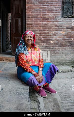 Alte nepalesische Frau in traditionellen bunten Kleidern. Stockfoto