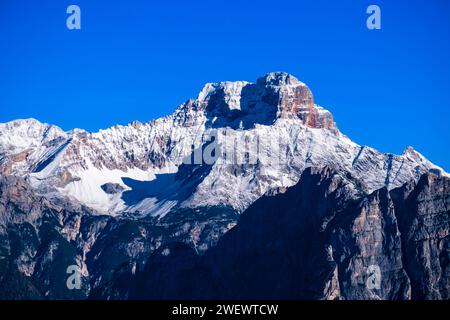 Klippen und Gipfel der Felsformation Croda Rossa d’Ampezzo, im Herbst mit Neuschnee bedeckt. Stockfoto