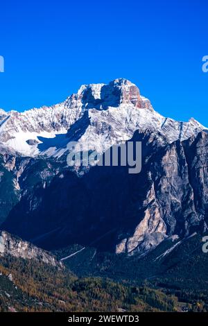Klippen und Gipfel der Felsformation Croda Rossa d’Ampezzo, im Herbst mit Neuschnee bedeckt. Stockfoto