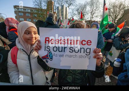 Friedenspalast, Carnegieplein und internationaler Gerichtshof (ICJ), den Haag, Niederlande. Freitag, 26. Januar 2024. Der Internationale Gerichtshof (ICJ) in den Haag hat Israel am Freitag angeordnet, jegliche Völkermord an Palästinensern im Gazastreifen in seinem Krieg gegen die Hamas zu unterlassen und Beweise für jegliche Vorwürfe des Völkermords aufzubewahren. Dieser Graben war enttäuschend für die Palästinenser außerhalb des Hofes, wenn er nicht zu einem sofortigen Waffenstillstand aufrief. Israel muss auch Maßnahmen ergreifen, um die humanitäre Lage der palästinensischen Zivilbevölkerung im Gazastreifen zu verbessern. Das Gericht Stockfoto