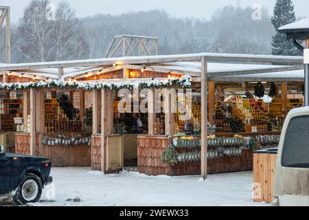 Dorfmarkt mit Ständen voller Honig und Kräuterteeebeutel mit gesunden Vitaminen, Volksmedizin im Winter Stockfoto