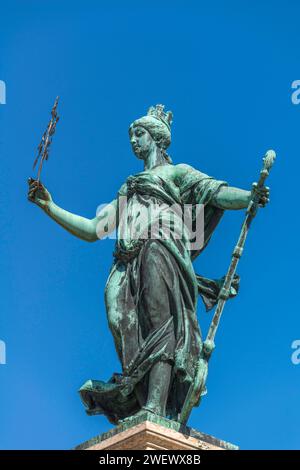 Lindau am Bodensee, Lindavia Brunnen, Lindavia Statue, Stadtmauer, Krone, Helm, blauer Himmel, Bayern, Deutschland Stockfoto