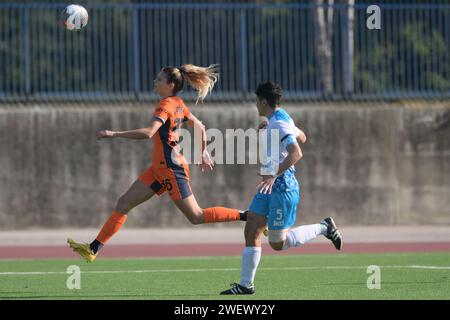 Ajara Nchoutnjoya vom FC Internazionale tritt um den Ball gegen Paola Di Marino von der SSC Napoli Soccer - Women Series Ein Spiel zwischen Napoli Femminile und FC Internazionale an Stockfoto