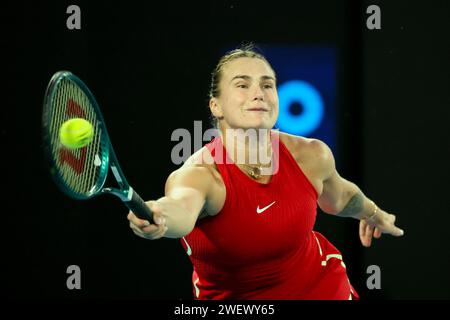 Melbourne, Australien. Januar 2024. 2. Seed ARYNA SABALENKA aus Belarus in Aktion gegen 12. Seed QINWEN ZHENG aus China in der Rod Laver Arena im Women's Singles Final Match am 14. Tag der Australian Open 2024 in Melbourne, Australien. Sydney Low/Cal Sport Media/Alamy Live News Stockfoto