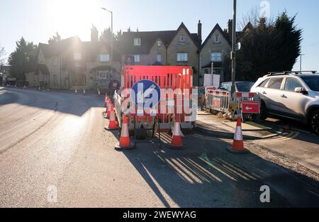 Straßenbauarbeiten mit Barrieren und Verkehrskegeln in der Mitte des Redstone Hill Redhill Surrey England. Stockfoto