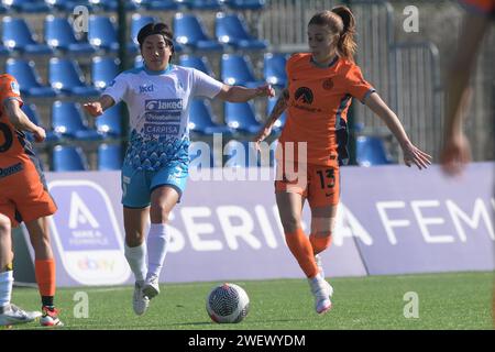 Paola Di Marino vom SSC Napoli tritt um den Ball an und spielt mit Beatrice Merlo vom FC Internazionale Soccer - Women Series Ein Spiel zwischen Napoli Femminile und FC Internazionale Stockfoto