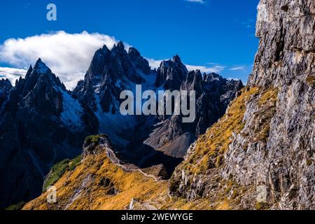 Die felsigen Gipfel der Felsformation Cadini di Misurina im Nationalpark Tre Cime, die im Herbst teilweise mit Neuschnee bedeckt sind. Stockfoto