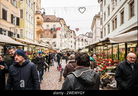 Touristen und Shopper füllen das historische Zentrum von Bozen während der Weihnachtsfeier. Bozen in Südtirol, Trentino Südtirol, Norditalien, Stockfoto