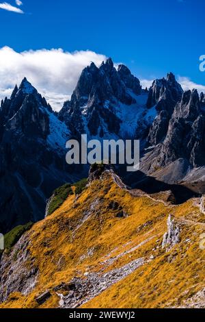 Die felsigen Gipfel der Felsformation Cadini di Misurina im Nationalpark Tre Cime, die im Herbst teilweise mit Neuschnee bedeckt sind. Stockfoto