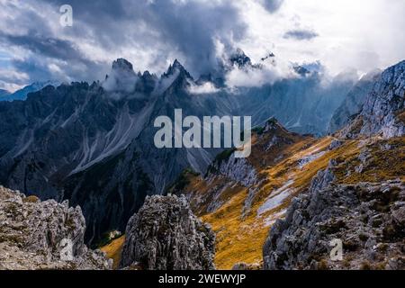 Die felsigen Gipfel der Felsformation Cadini di Misurina im Nationalpark Tre Cime, die teilweise von Wolken bedeckt sind, im Herbst. Stockfoto