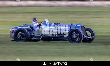 Old Warden, UK - 2. Oktober 2022: Der 1933 Napier Railton Aero-Rennwagen mit Aero-Motor wird mit Geschwindigkeit auf einer Grasbahn gefahren Stockfoto