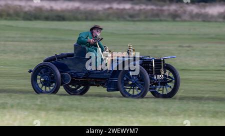 Old Warden, UK - 2. Oktober 2022: Oldtimer de Dietrich A 1853 fährt mit Geschwindigkeit auf einer Grasbahn Stockfoto