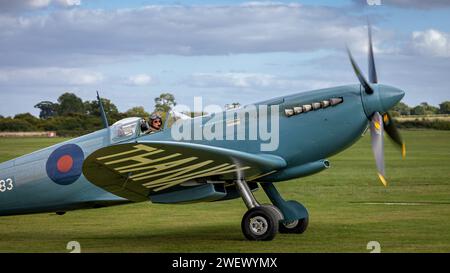 Old Warden, UK - 2. Oktober 2022: Ein britisches Spitfire-Kampfflugzeug aus dem 2. Weltkrieg, das auf Gras aus nächster Nähe rollte Stockfoto