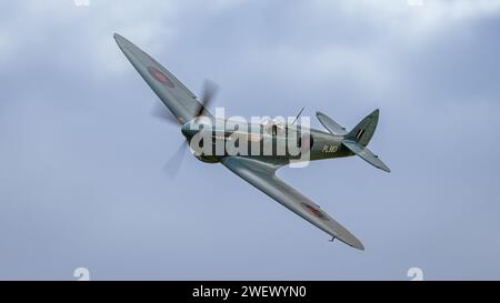 Old Warden, UK - 2. Oktober 2022: Ein britisches Spitfire-Kampfflugzeug aus dem 2. Weltkrieg, in Nahaufnahme im Flug Stockfoto