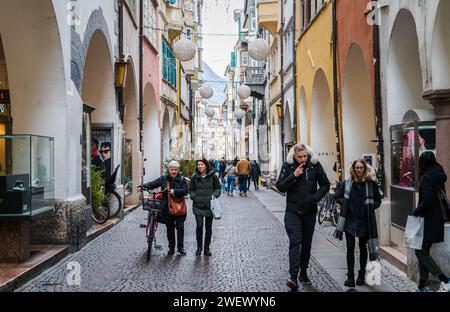 Touristen und Shopper füllen das historische Zentrum von Bozen während der Weihnachtsfeier. Bozen in Südtirol, Trentino Südtirol, Norditalien, Stockfoto