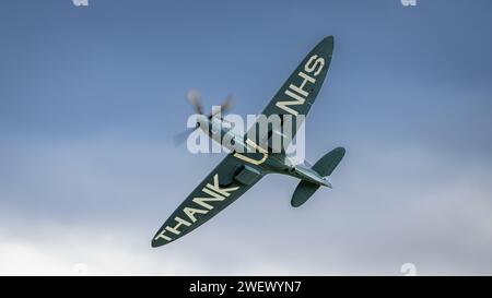 Old Warden, UK - 2. Oktober 2022: Ein britisches Spitfire-Kampfflugzeug aus dem 2. Weltkrieg, in Nahaufnahme im Flug Stockfoto