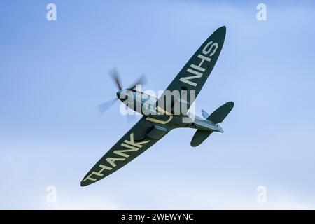 Old Warden, UK - 2. Oktober 2022: Ein britisches Spitfire-Kampfflugzeug aus dem 2. Weltkrieg, in Nahaufnahme im Flug Stockfoto