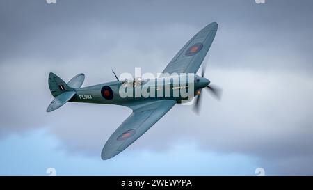 Old Warden, UK - 2. Oktober 2022: Ein britisches Spitfire-Kampfflugzeug aus dem 2. Weltkrieg, in Nahaufnahme im Flug Stockfoto