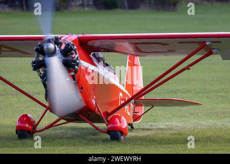 Old Warden, UK - 2. Oktober 2022: Das klassische 1932 Comper CLA-7 Swift Flugzeug, das nach der Landung auf der Graspiste herumfährt Stockfoto