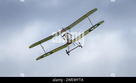 Old Warden, UK - 2. Oktober 2022: Oldtimer Royal Aircraft Factory S.E.5 im Flug, tief und in Richtung Kamera Stockfoto