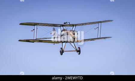 Old Warden, UK - 2. Oktober 2022: Oldtimer Royal Aircraft Factory S.E.5 im Flug, tief und in Richtung Kamera Stockfoto