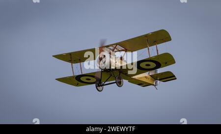 Old Warden, UK - 2. Oktober 2022: Oldtimer Sopwith Welpen Doppeldecker im Flug tief über dem Flugplatz. Nahaufnahme Stockfoto