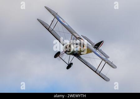 Old Warden, UK - 2. Oktober 2022: Oldtimer Sopwith Welpen Doppeldecker im Flug tief über dem Flugplatz. Nahaufnahme Stockfoto