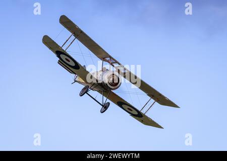 Old Warden, UK - 2. Oktober 2022: Oldtimer Sopwith Welpen Doppeldecker im Flug tief über dem Flugplatz. Nahaufnahme Stockfoto