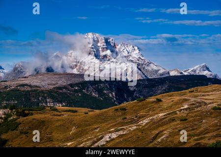 Die felsigen Gipfel der Felsformation Croda Rossa im Nationalpark Tre Cime, die im Herbst teilweise mit Neuschnee bedeckt sind. Stockfoto