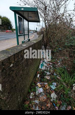 Neben der Bushaltestelle in Bournemouth Dorset England sammelten sich riesige Mengen an Müll, die von verantwortungslosen Leuten, die auf Busse warteten, weggeworfen wurden. Stockfoto