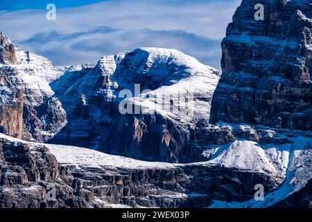 Die Felsformation Cresta Szigmondi im Nationalpark Tre Cime, die im Herbst teilweise mit Neuschnee bedeckt ist. Stockfoto