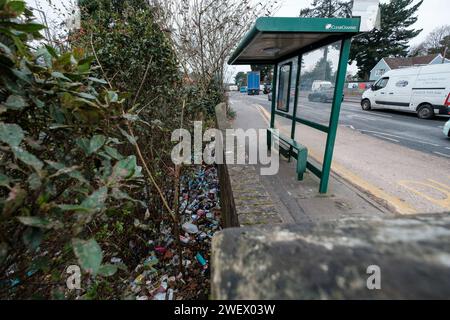 Neben der Bushaltestelle in Bournemouth Dorset England sammelten sich riesige Mengen an Müll, die von verantwortungslosen Leuten, die auf Busse warteten, weggeworfen wurden. Stockfoto
