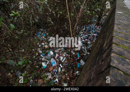Neben der Bushaltestelle in Bournemouth Dorset England sammelten sich riesige Mengen an Müll, die von verantwortungslosen Leuten, die auf Busse warteten, weggeworfen wurden. Stockfoto
