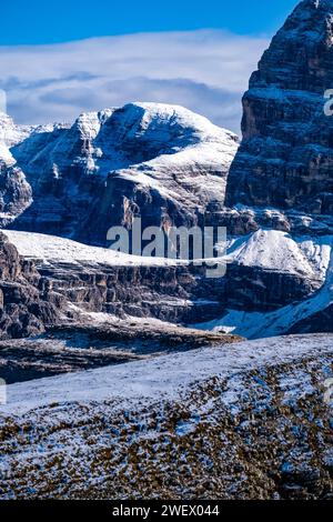 Die Felsformation Cresta Szigmondi im Nationalpark Tre Cime, die im Herbst teilweise mit Neuschnee bedeckt ist. Stockfoto