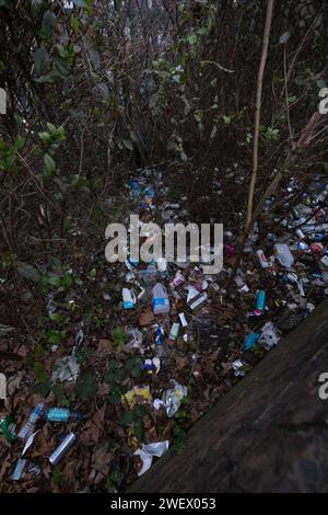Neben der Bushaltestelle in Bournemouth Dorset England sammelten sich riesige Mengen an Müll, die von verantwortungslosen Leuten, die auf Busse warteten, weggeworfen wurden. Stockfoto