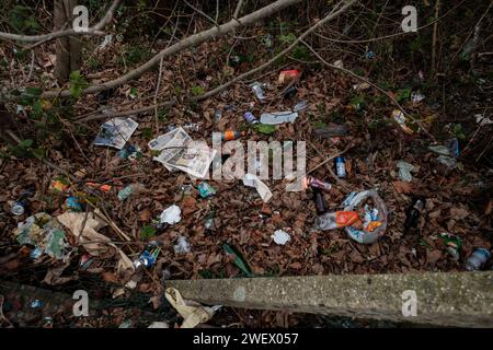 Neben der Bushaltestelle in Bournemouth Dorset England sammelten sich riesige Mengen an Müll, die von verantwortungslosen Leuten, die auf Busse warteten, weggeworfen wurden. Stockfoto