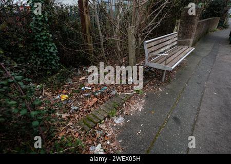 Neben der Bushaltestelle in Bournemouth Dorset England sammelten sich riesige Mengen an Müll, die von verantwortungslosen Leuten, die auf Busse warteten, weggeworfen wurden. Stockfoto