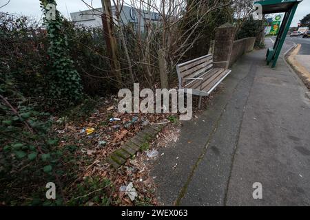 Neben der Bushaltestelle in Bournemouth Dorset England sammelten sich riesige Mengen an Müll, die von verantwortungslosen Leuten, die auf Busse warteten, weggeworfen wurden. Stockfoto