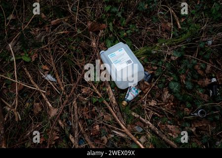 Neben der Bushaltestelle in Bournemouth Dorset England sammelten sich riesige Mengen an Müll, die von verantwortungslosen Leuten, die auf Busse warteten, weggeworfen wurden. Stockfoto