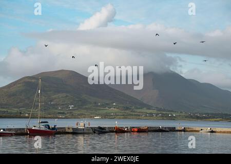 Knightstown Hafen mit Bergen und Wolken im Hintergrund Stockfoto