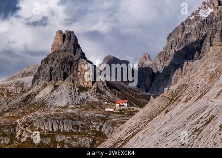 Die Dreizinnenhütte, das Rifugio Locatelli und eine kleine Kapelle am Fuße der Felsformation Sextener Stein, Sasso di Sexten. Stockfoto