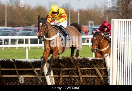 Doncaster Racecourse, Doncaster, Vereinigtes Königreich, Samstag, 27. Januar 2024; Geromino und Jockey Charlie Maggs gewinnen das SBK Handicap Hürdenrennen für Trainer Donald McCain und Besitzer G. E. Fitzpatrick. Credit JTW equine Images / Alamy Live News Stockfoto