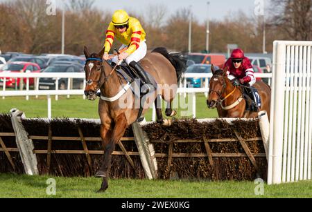 Doncaster Racecourse, Doncaster, Vereinigtes Königreich, Samstag, 27. Januar 2024; Geromino und Jockey Charlie Maggs gewinnen das SBK Handicap Hürdenrennen für Trainer Donald McCain und Besitzer G. E. Fitzpatrick. Credit JTW equine Images / Alamy Live News Stockfoto