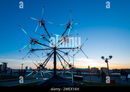 Canary Wharf Winter Lights, 26. Januar 2024, das beliebte Canary Wharf Winter Lights Festival findet vom 17. Bis 27. Januar 2024 in London statt und bietet 13 farbenfrohe Lichtinstallationen. Im Bild: Neuron von Juan Fuentes am Canary Riverside. Stockfoto