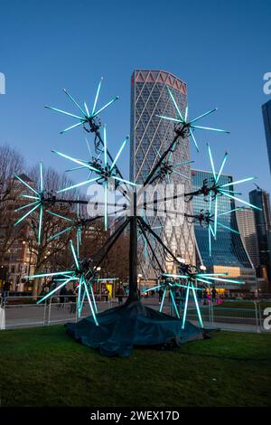 Canary Wharf Winter Lights, 26. Januar 2024, das beliebte Canary Wharf Winter Lights Festival findet vom 17. Bis 27. Januar 2024 in London statt und bietet 13 farbenfrohe Lichtinstallationen. Im Bild: Neuron von Juan Fuentes am Canary Riverside. Stockfoto