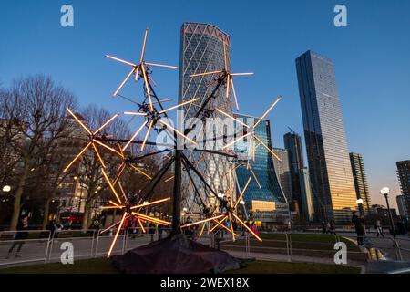 Canary Wharf Winter Lights, 26. Januar 2024, das beliebte Canary Wharf Winter Lights Festival findet vom 17. Bis 27. Januar 2024 in London statt und bietet 13 farbenfrohe Lichtinstallationen. Im Bild: Neuron von Juan Fuentes am Canary Riverside. Stockfoto