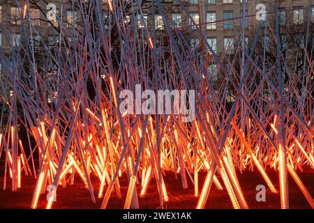 Canary Wharf Winter Lights, 26. Januar 2024, das beliebte Canary Wharf Winter Lights Festival findet vom 17. Bis 27. Januar 2024 in London statt und bietet 13 farbenfrohe Lichtinstallationen. Abgebildet: Schild von Vendel & de Wolf am Westferry Circus Stockfoto